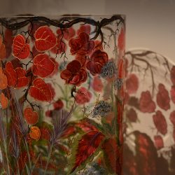 joy-de-rohan-chabot-verres-peints-rouge-fleur
